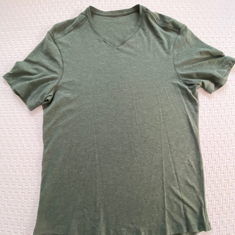 Lululemon Mens Forest Green V Neck Medium T-Shirt